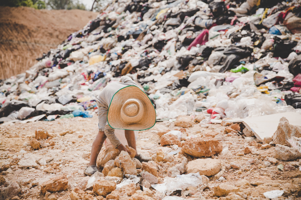 poor-children-collect-garbage-sale